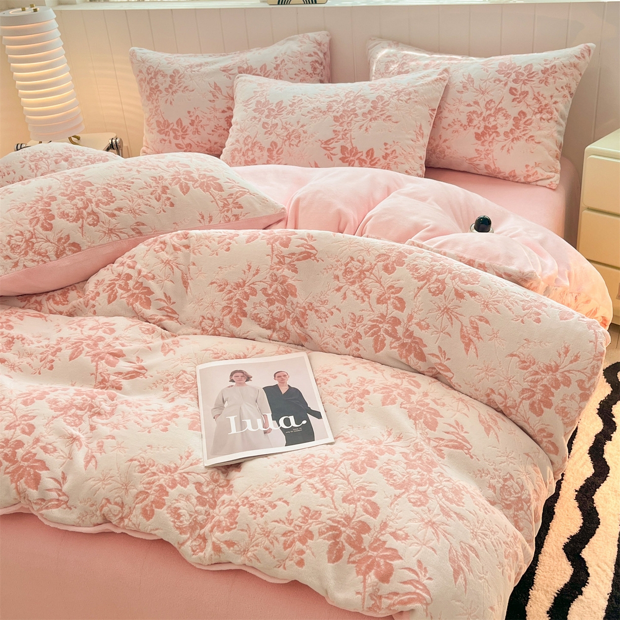 91家纺网 家纺一手货源 找家纺 星座  2025新款牛奶绒雕花绒四件套 粉黛繁花