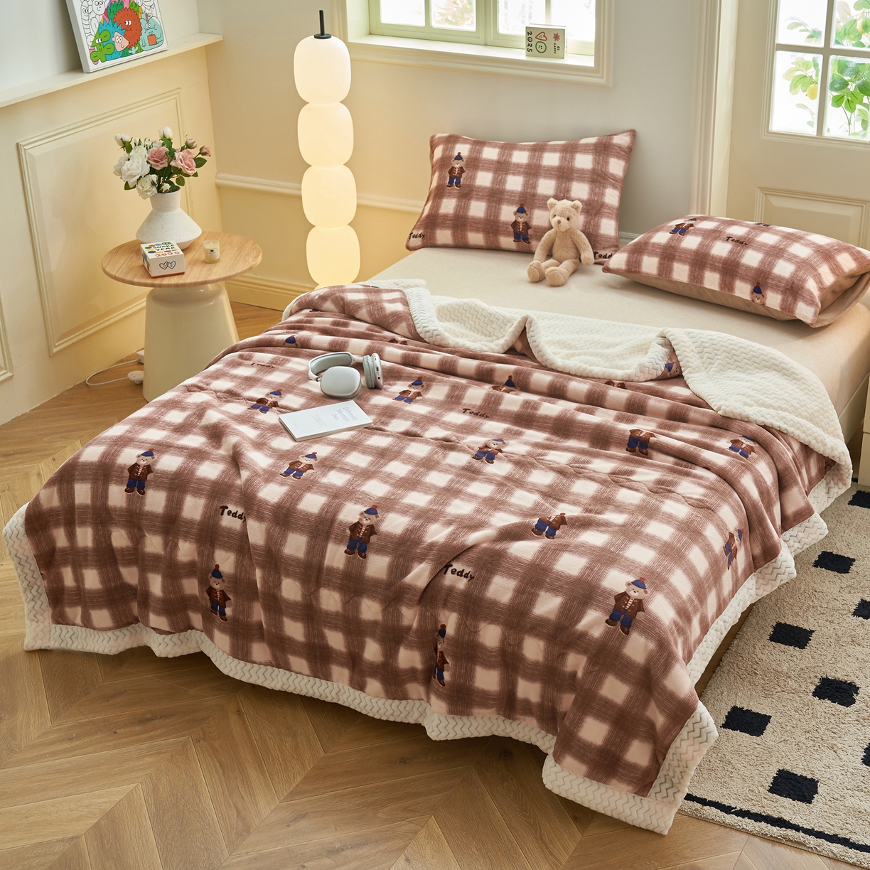 91家纺网 家纺一手货源 找家纺 晨曦家纺 2025新款加厚保暖牛奶绒贝贝绒三层夹棉毛毯可爱卡通 英伦小熊