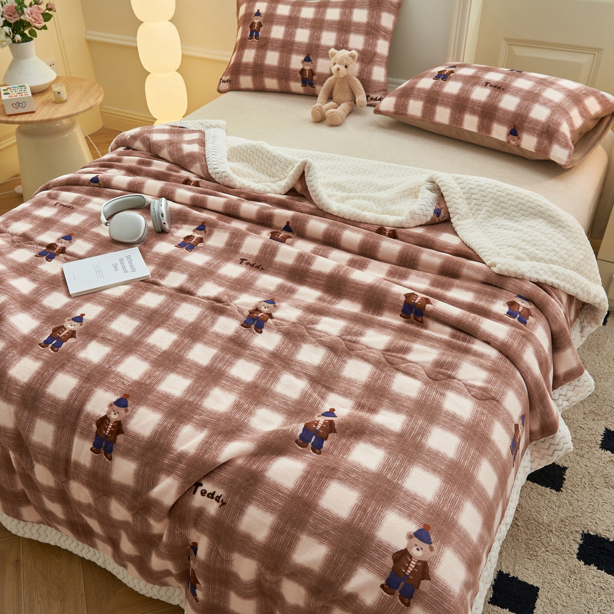 91家纺网 家纺一手货源 找家纺 晨曦家纺 2025新款加厚保暖牛奶绒贝贝绒三层夹棉毛毯可爱卡通 英伦小熊