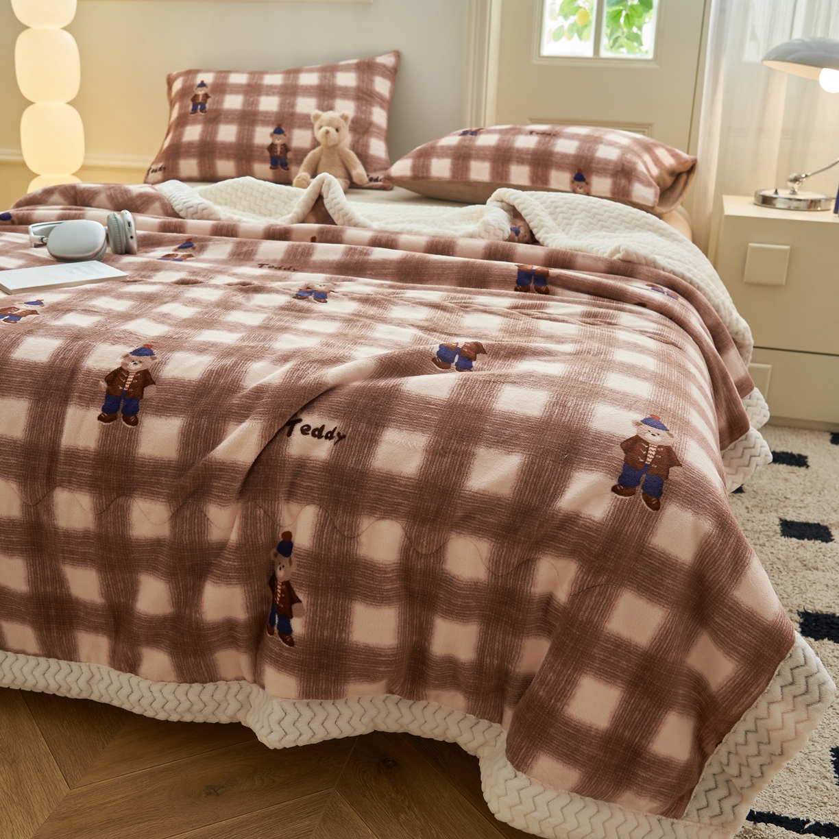 91家纺网 家纺一手货源 找家纺 晨曦家纺 2025新款加厚保暖牛奶绒贝贝绒三层夹棉毛毯可爱卡通 英伦小熊