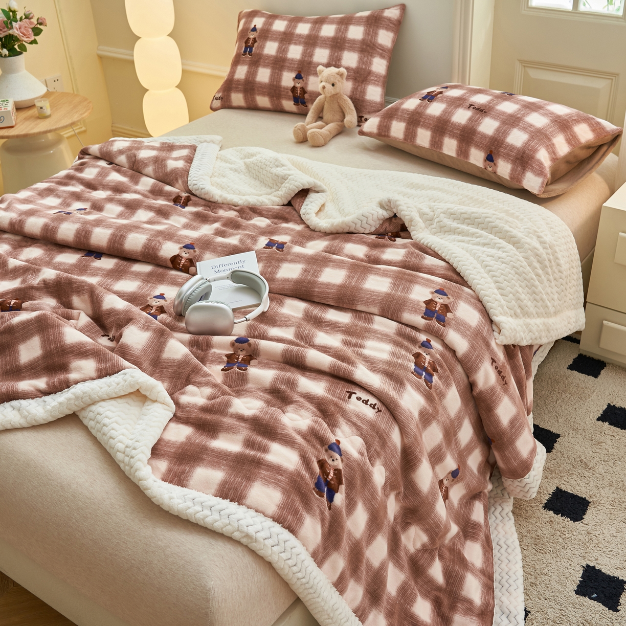 91家纺网 家纺一手货源 找家纺 晨曦家纺 2025新款加厚保暖牛奶绒贝贝绒三层夹棉毛毯可爱卡通 英伦小熊