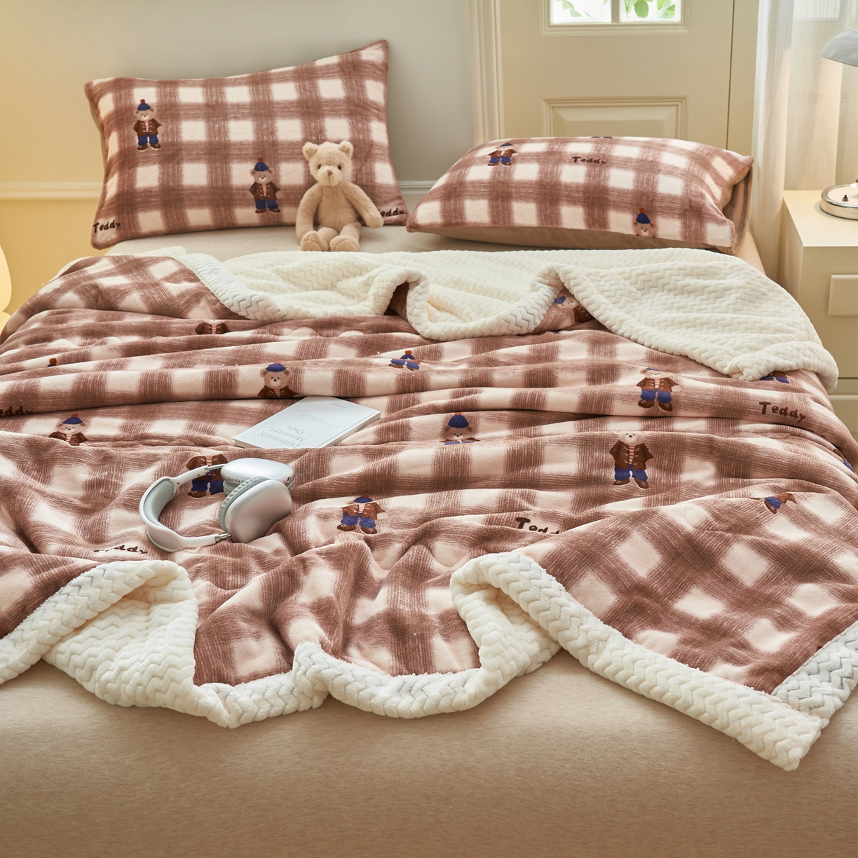 91家纺网 家纺一手货源 找家纺 晨曦家纺 2025新款加厚保暖牛奶绒贝贝绒三层夹棉毛毯可爱卡通 英伦小熊