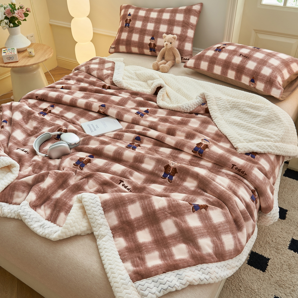 91家纺网 家纺一手货源 找家纺 晨曦家纺 2025新款加厚保暖牛奶绒贝贝绒三层夹棉毛毯可爱卡通 英伦小熊