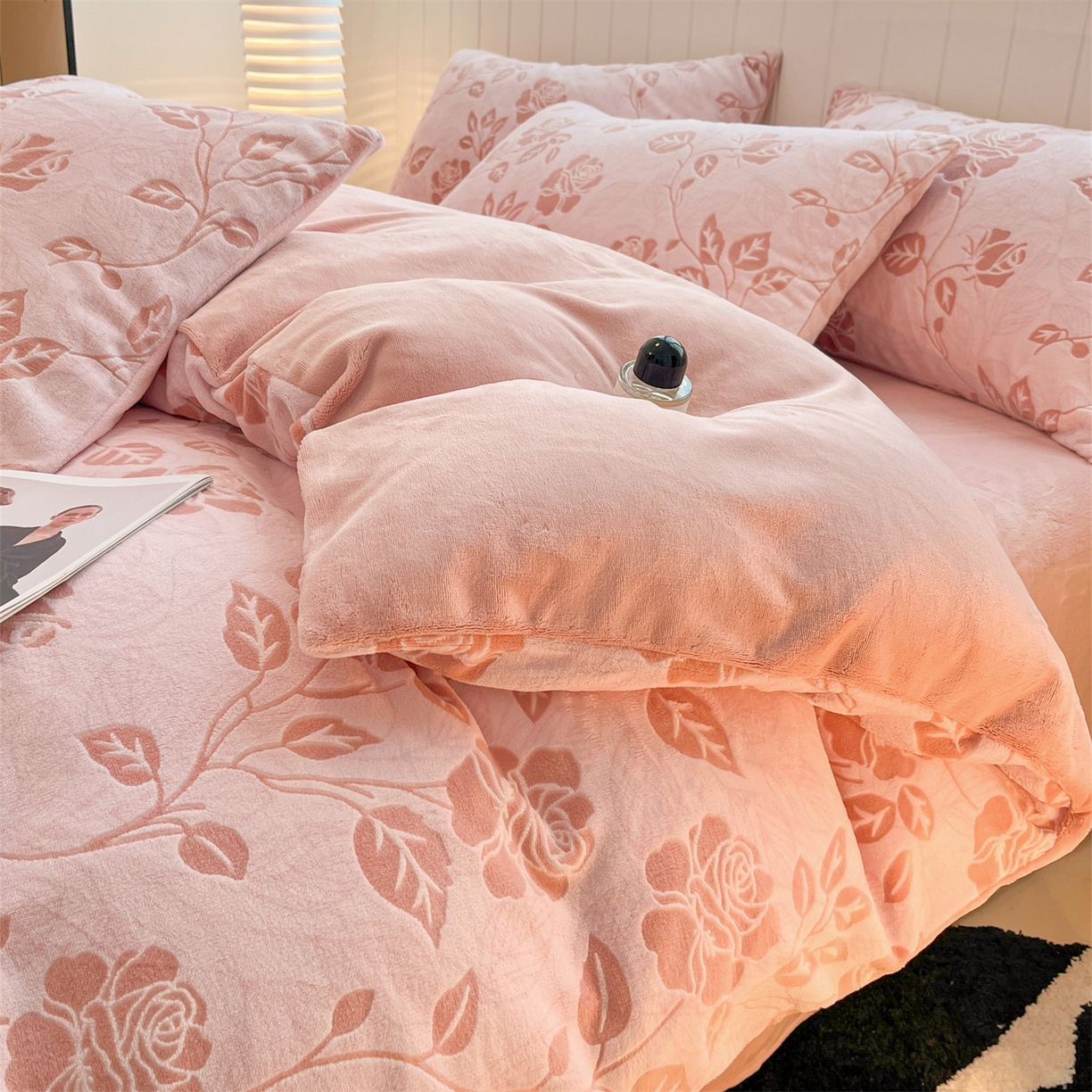 91家纺网 家纺一手货源 找家纺 星座  2025新款牛奶绒雕花绒四件套 粉漾玫瑰