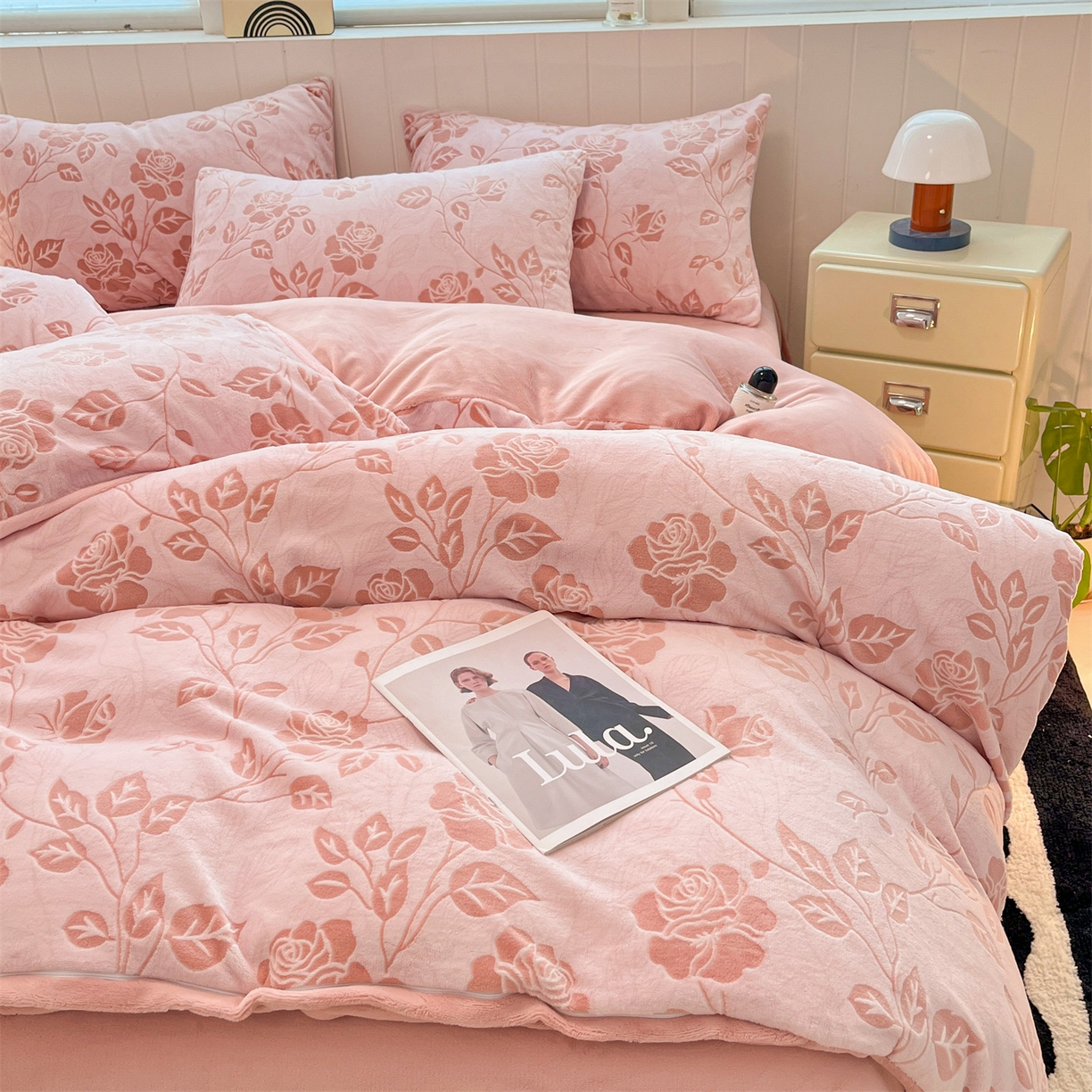 91家纺网 家纺一手货源 找家纺 星座  2025新款牛奶绒雕花绒四件套 粉漾玫瑰