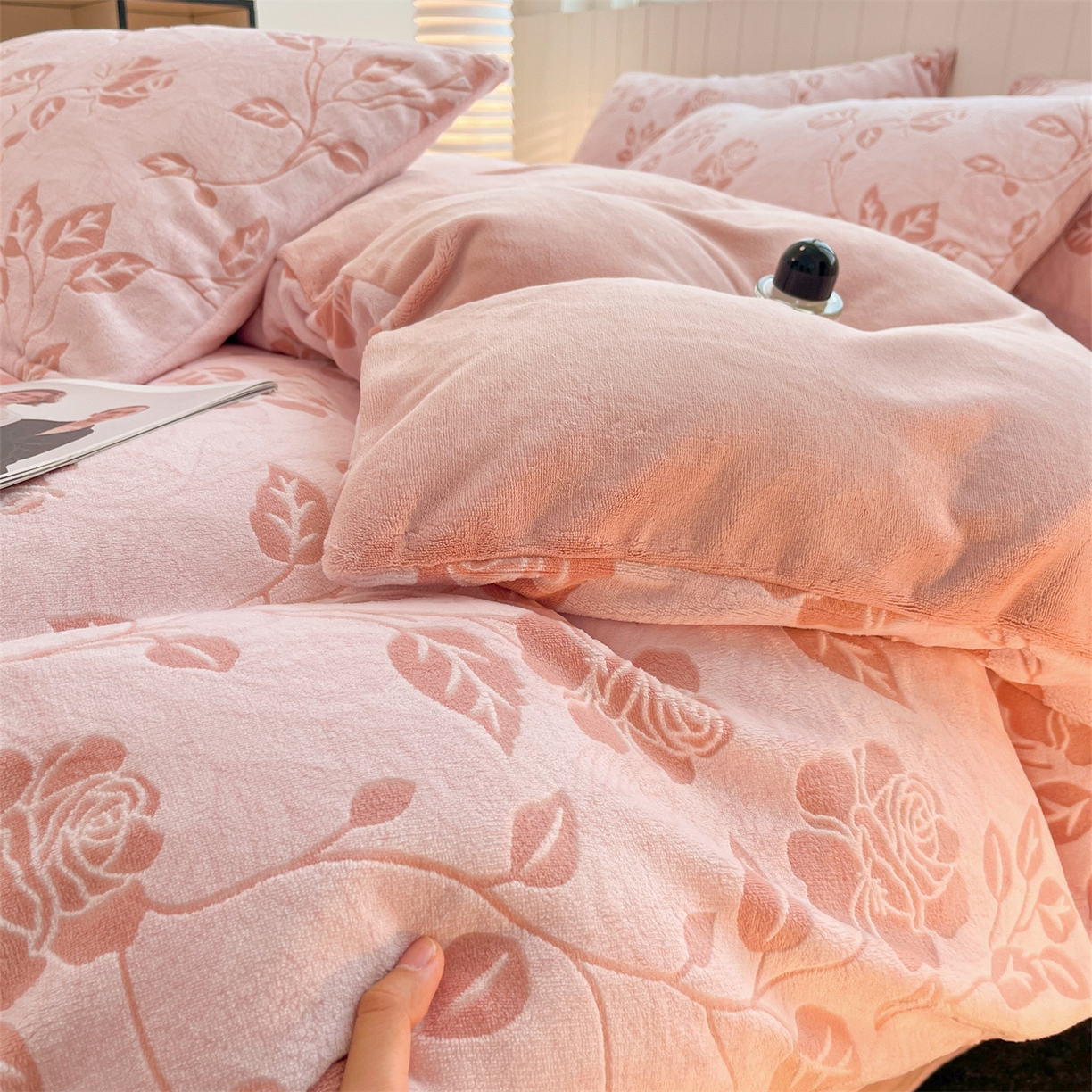 91家纺网 家纺一手货源 找家纺 星座  2025新款牛奶绒雕花绒四件套 粉漾玫瑰