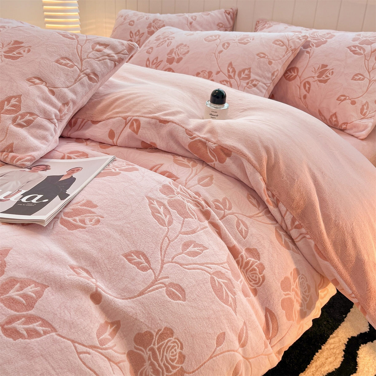 91家纺网 家纺一手货源 找家纺 星座  2025新款牛奶绒雕花绒四件套 粉漾玫瑰