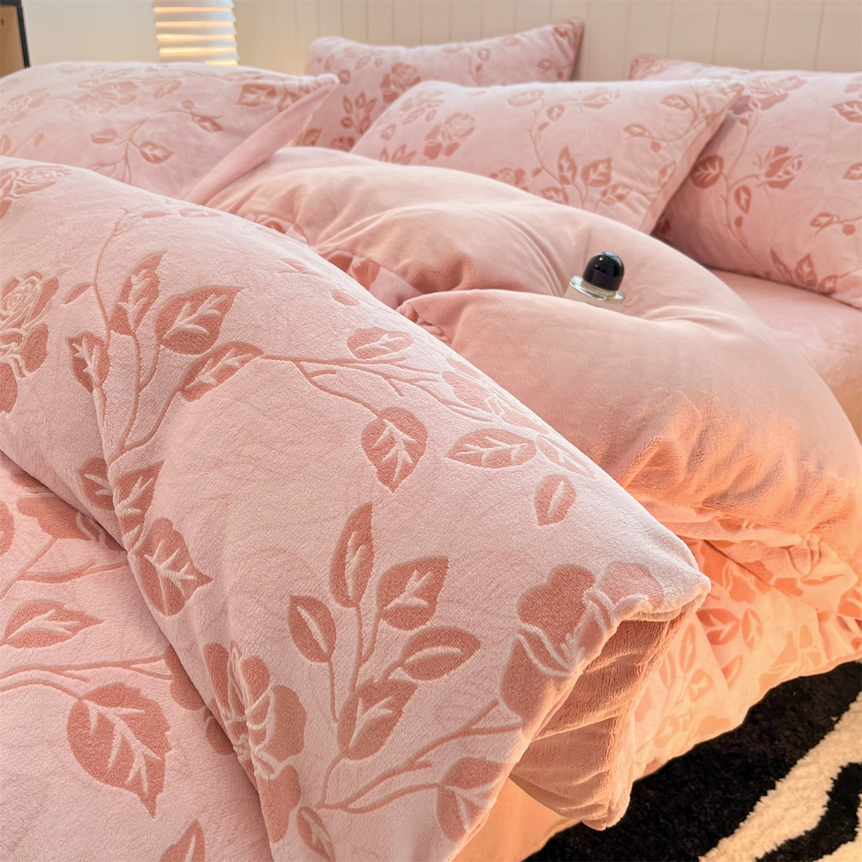 91家纺网 家纺一手货源 找家纺 星座  2025新款牛奶绒雕花绒四件套 粉漾玫瑰