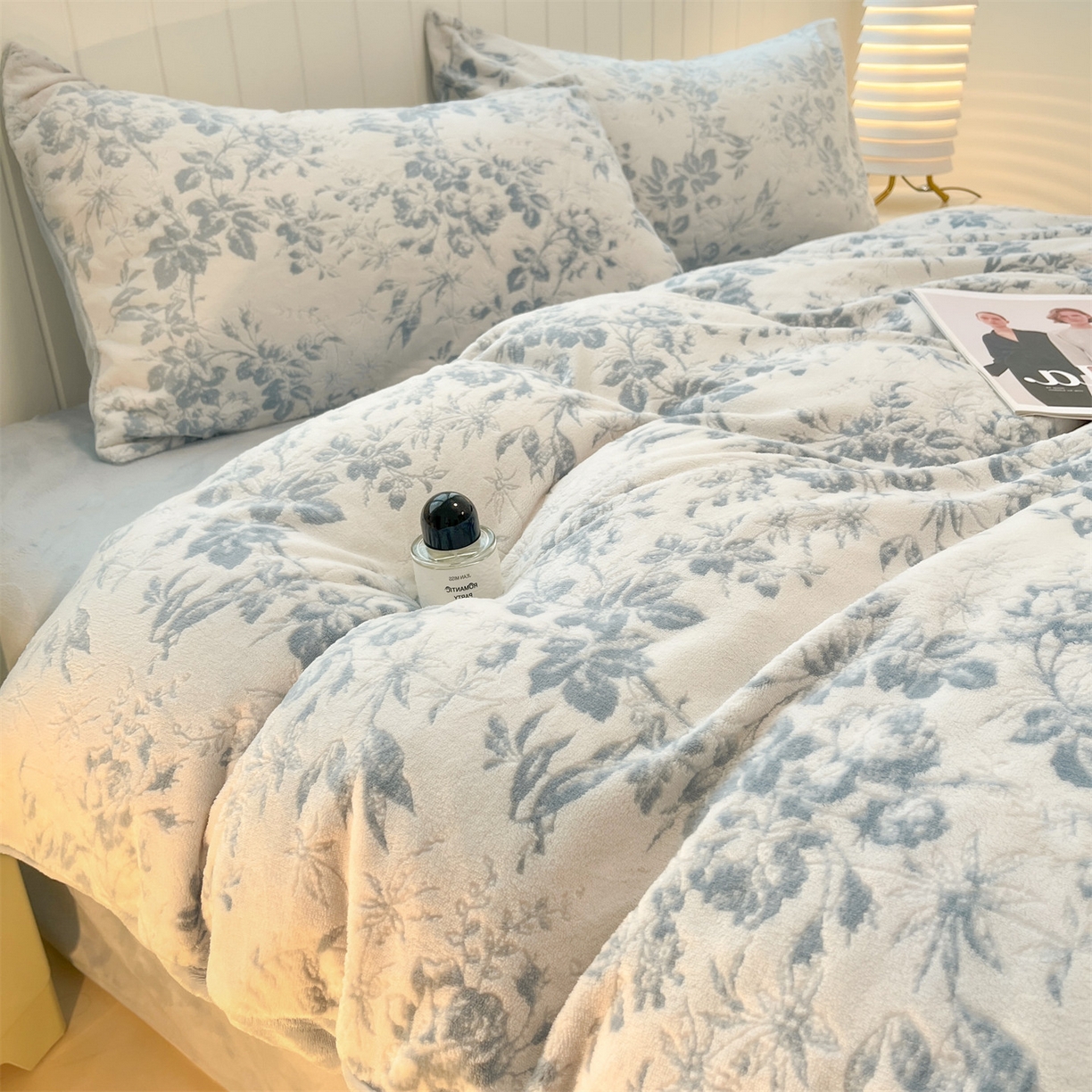 91家纺网 家纺一手货源 找家纺 星座  2025新款牛奶绒雕花绒四件套 蓝蔓花叙