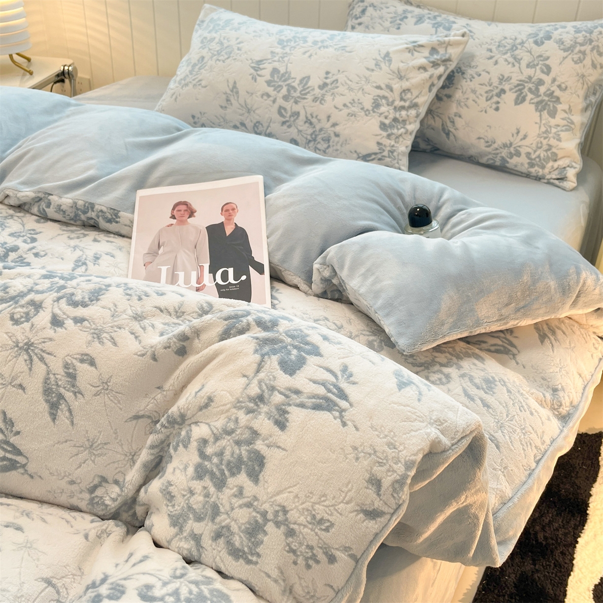 91家纺网 家纺一手货源 找家纺 星座  2025新款牛奶绒雕花绒四件套 蓝蔓花叙