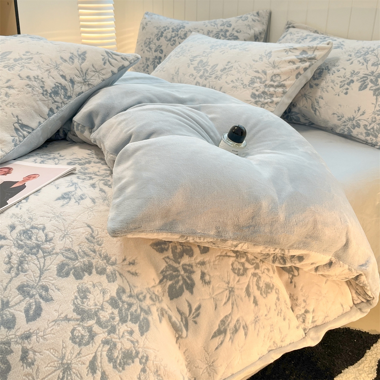 91家纺网 家纺一手货源 找家纺 星座  2025新款牛奶绒雕花绒四件套 蓝蔓花叙