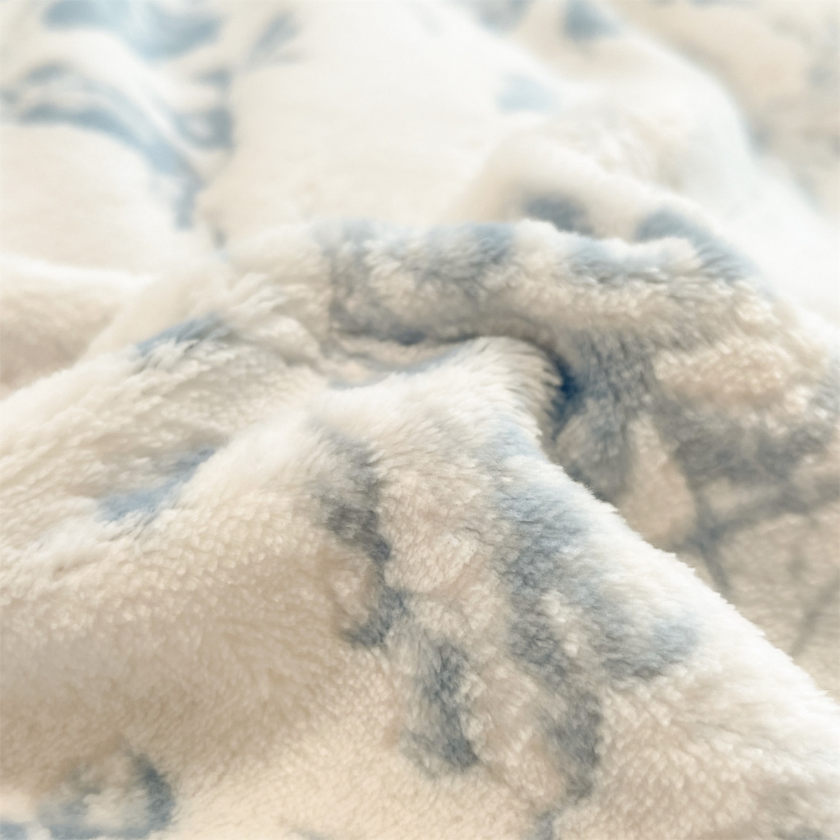 91家纺网 家纺一手货源 找家纺 星座  2025新款牛奶绒雕花绒四件套 蓝蔓花叙