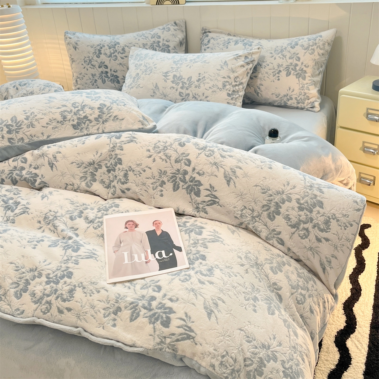 91家纺网 家纺一手货源 找家纺 星座  2025新款牛奶绒雕花绒四件套 蓝蔓花叙