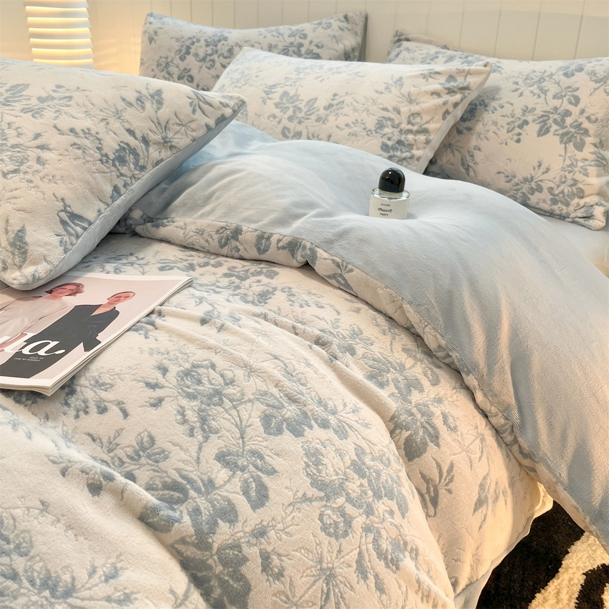 91家纺网 家纺一手货源 找家纺 星座  2025新款牛奶绒雕花绒四件套 蓝蔓花叙