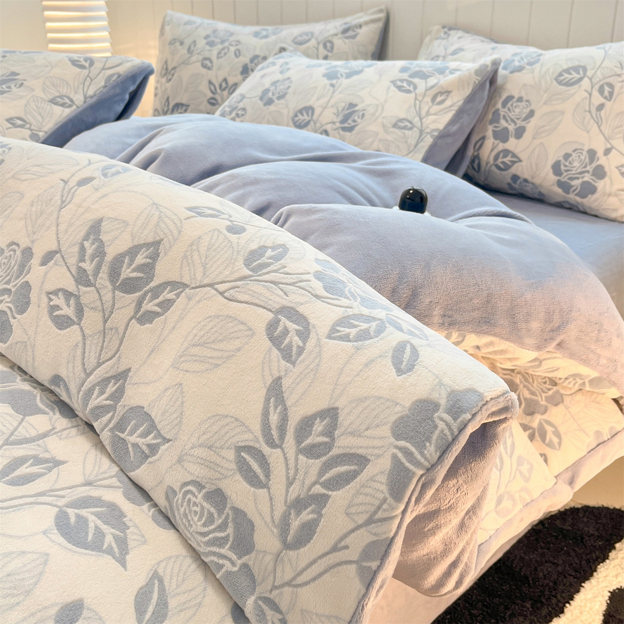 91家纺网 家纺一手货源 找家纺 星座  2025新款牛奶绒雕花绒四件套 蓝玫漫语