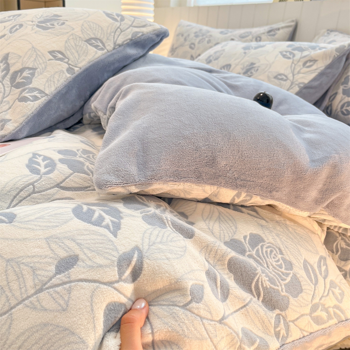 91家纺网 家纺一手货源 找家纺 星座  2025新款牛奶绒雕花绒四件套 蓝玫漫语