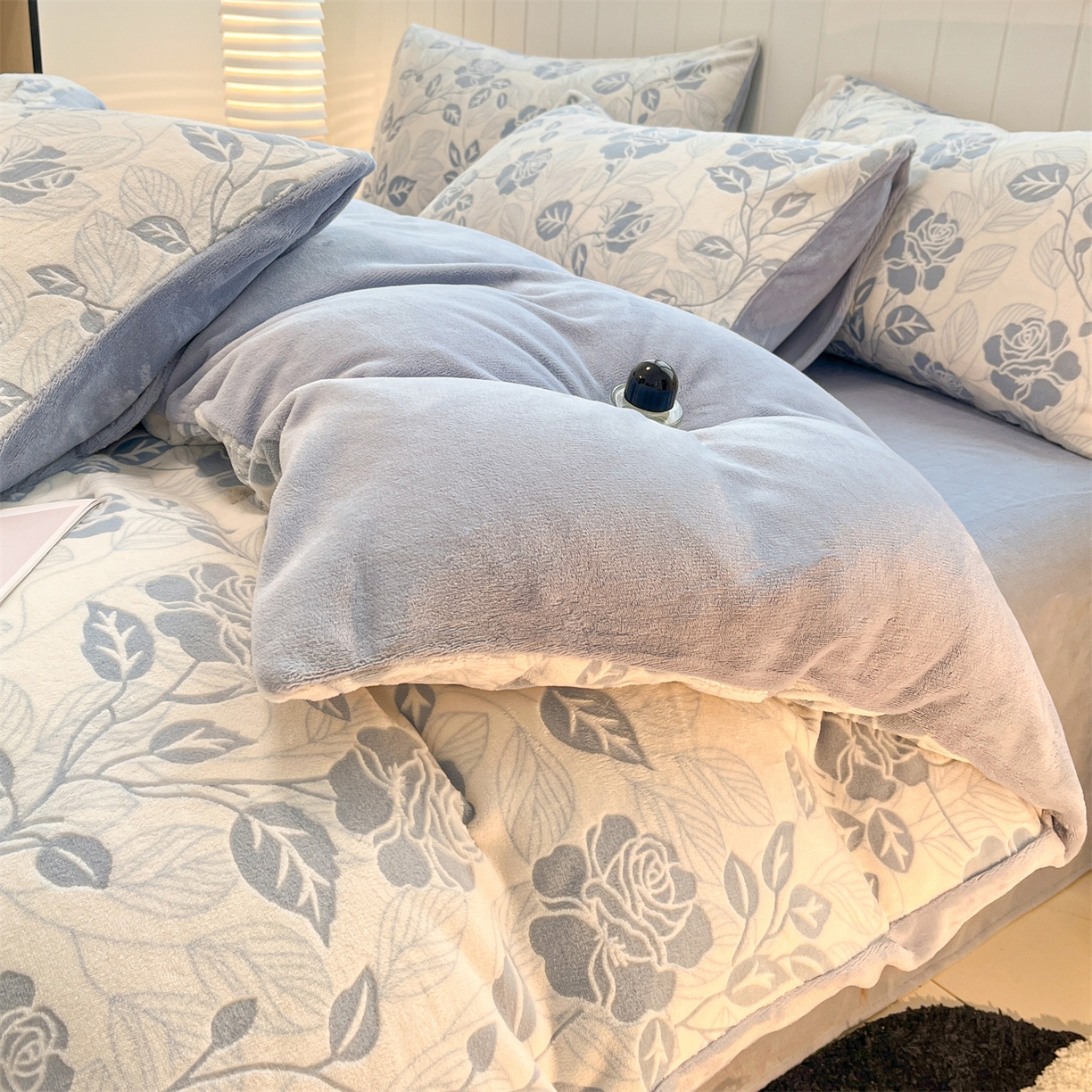 91家纺网 家纺一手货源 找家纺 星座  2025新款牛奶绒雕花绒四件套 蓝玫漫语