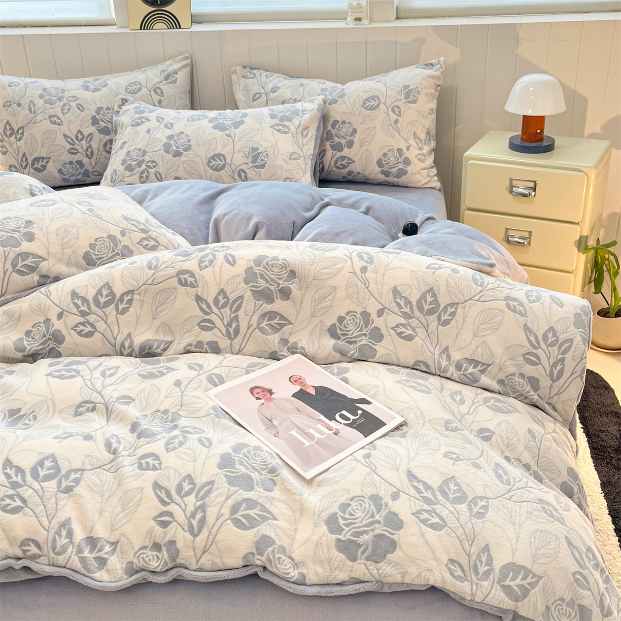 91家纺网 家纺一手货源 找家纺 星座  2025新款牛奶绒雕花绒四件套 蓝玫漫语