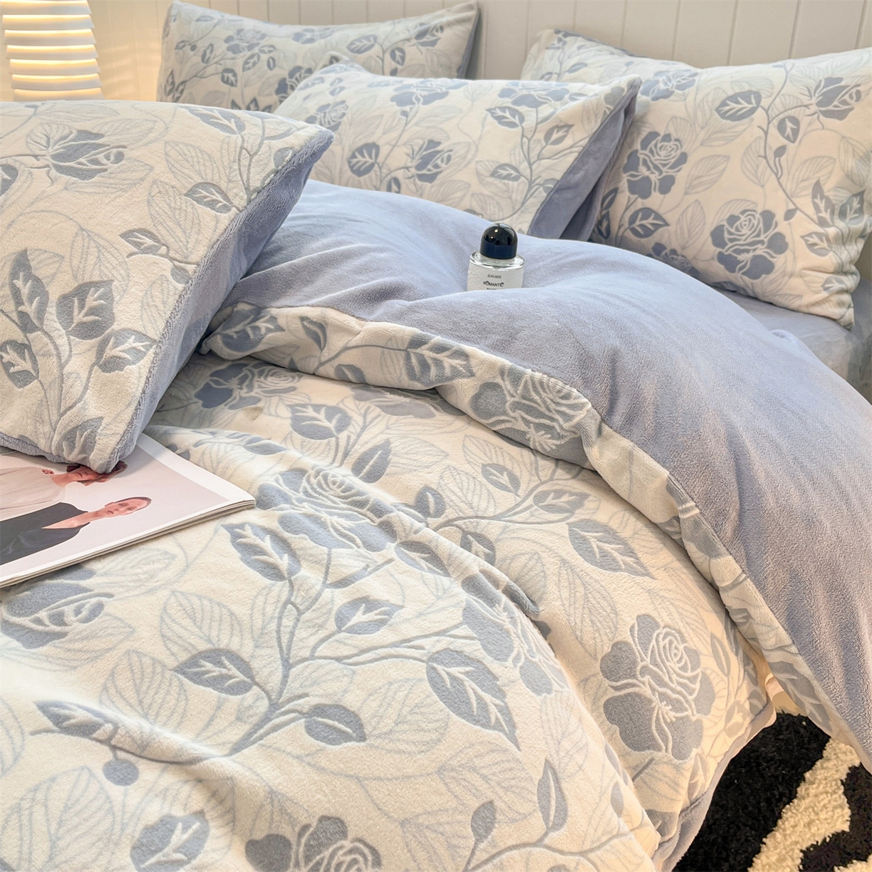 91家纺网 家纺一手货源 找家纺 星座  2025新款牛奶绒雕花绒四件套 蓝玫漫语