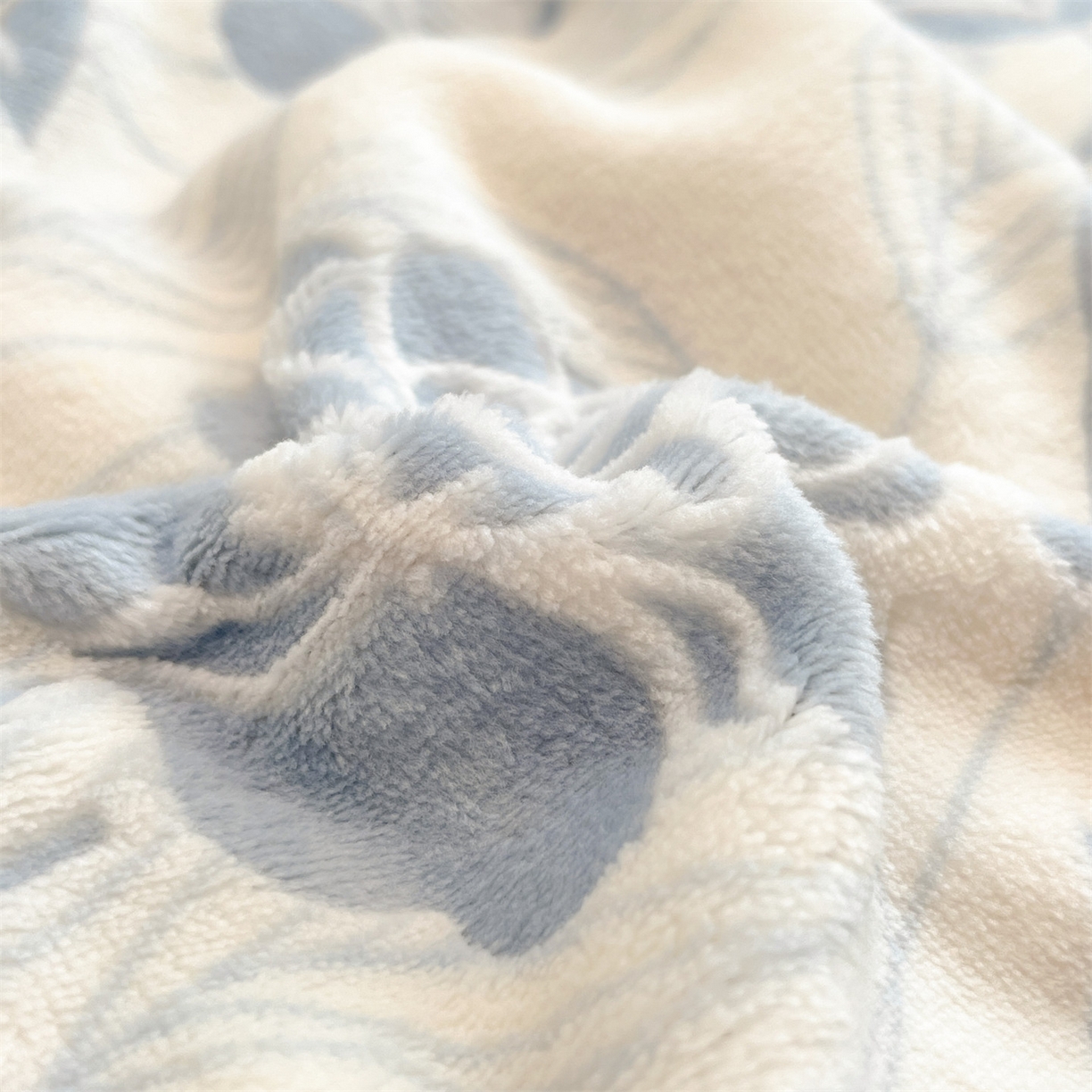 91家纺网 家纺一手货源 找家纺 星座  2025新款牛奶绒雕花绒四件套 蓝玫漫语