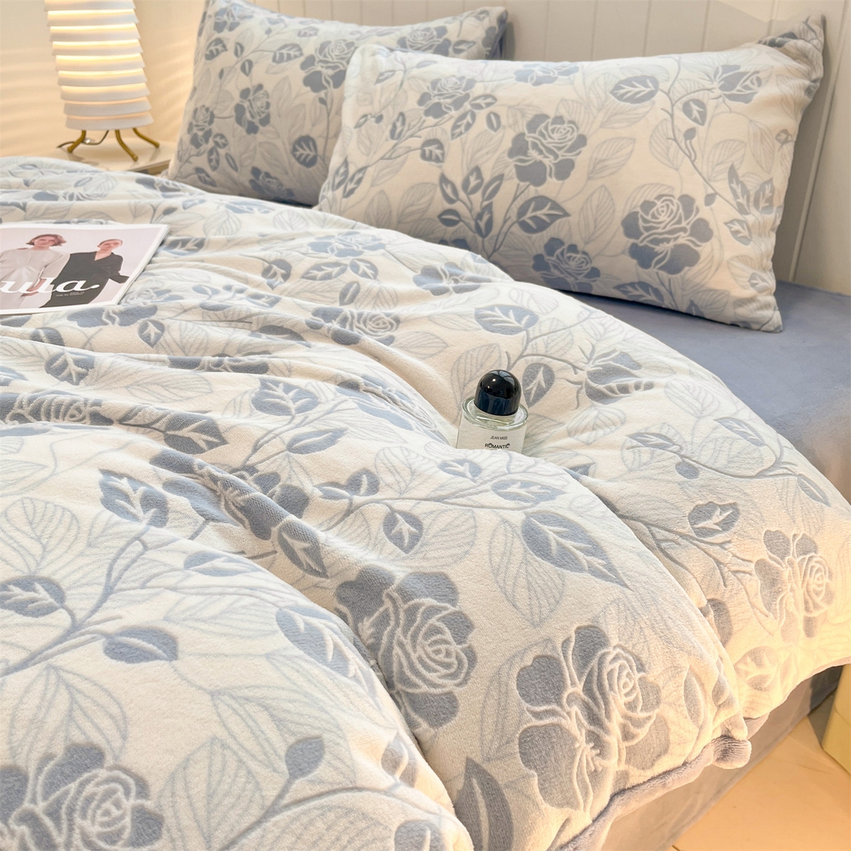 91家纺网 家纺一手货源 找家纺 星座  2025新款牛奶绒雕花绒四件套 蓝玫漫语