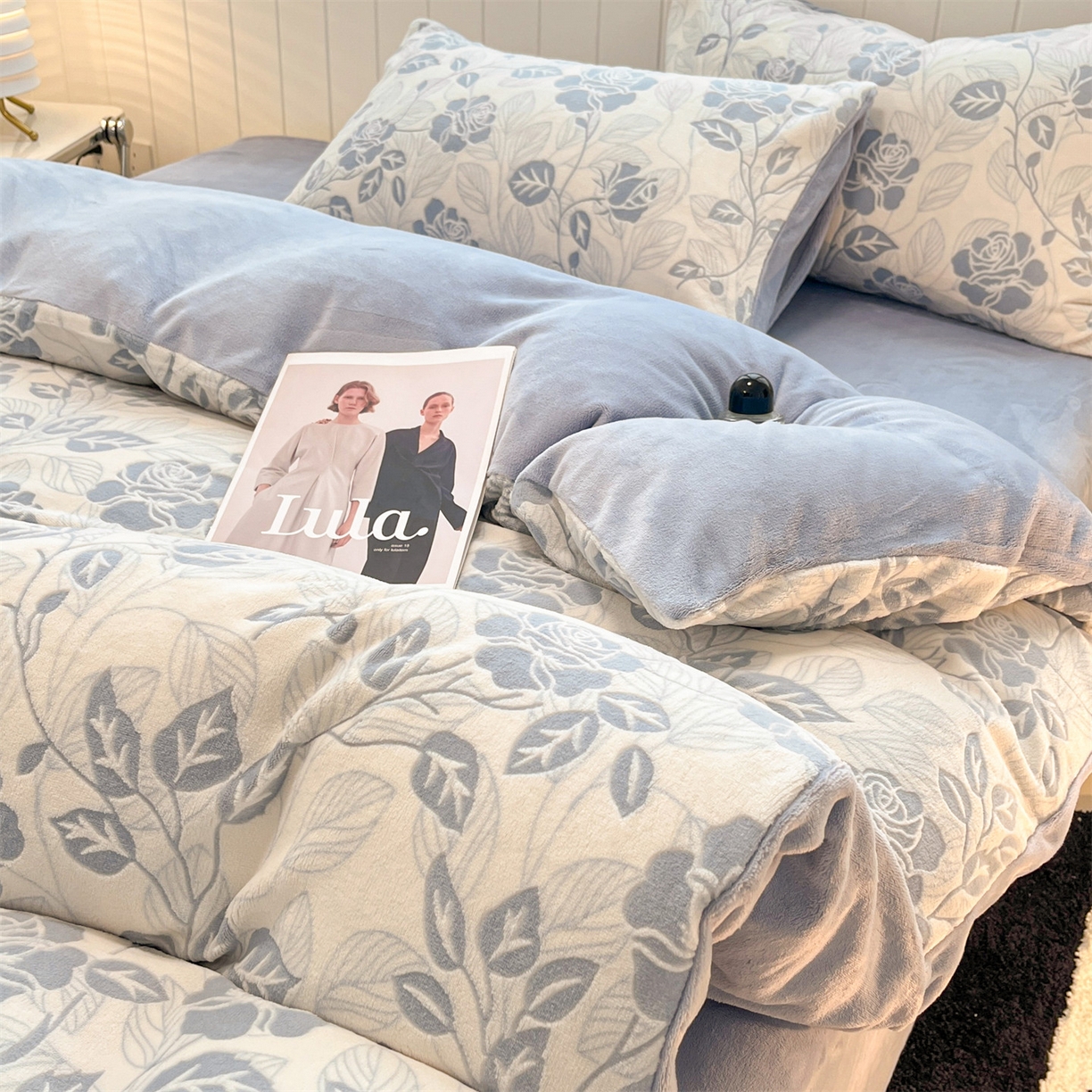 91家纺网 家纺一手货源 找家纺 星座  2025新款牛奶绒雕花绒四件套 蓝玫漫语