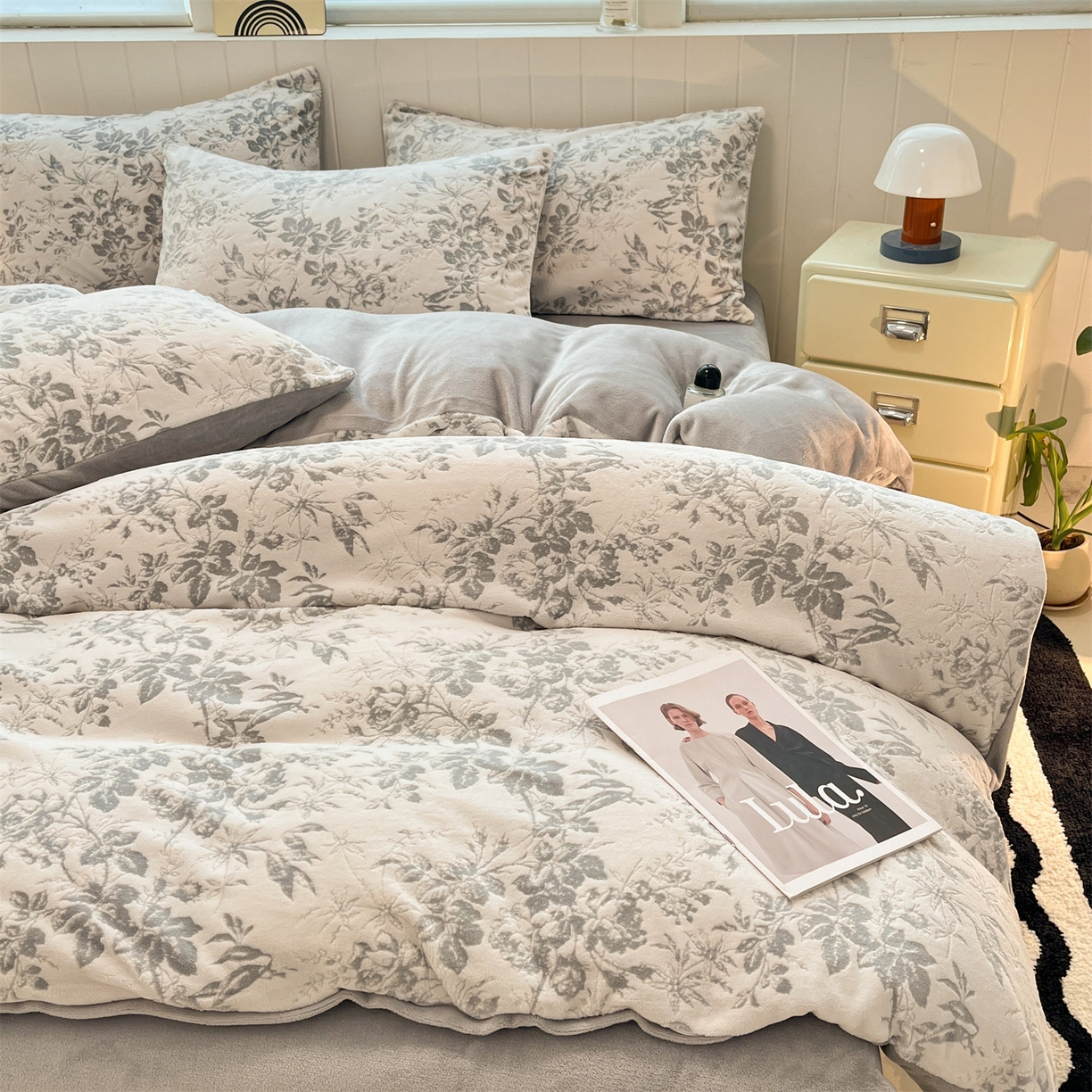 91家纺网 家纺一手货源 找家纺 星座  2025新款牛奶绒雕花绒四件套 浅灰花蔓