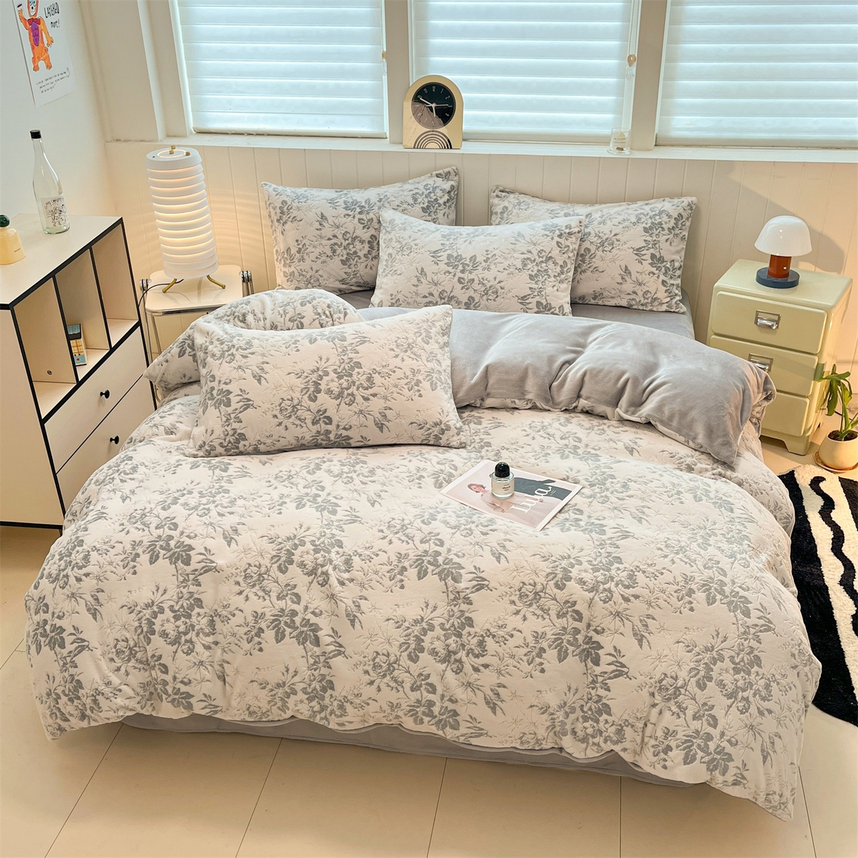 91家纺网 家纺一手货源 找家纺 星座  2025新款牛奶绒雕花绒四件套 浅灰花蔓