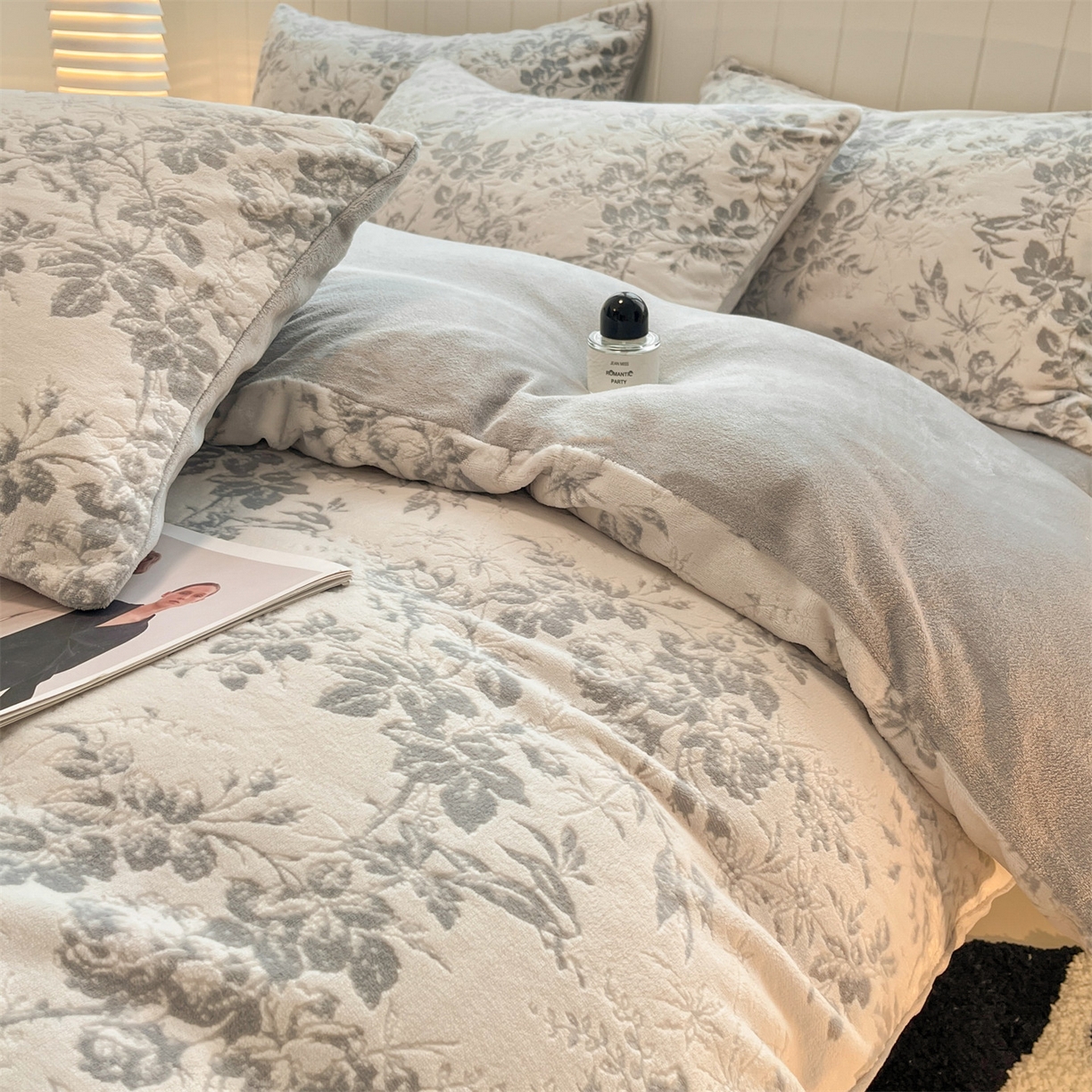 91家纺网 家纺一手货源 找家纺 星座  2025新款牛奶绒雕花绒四件套 浅灰花蔓