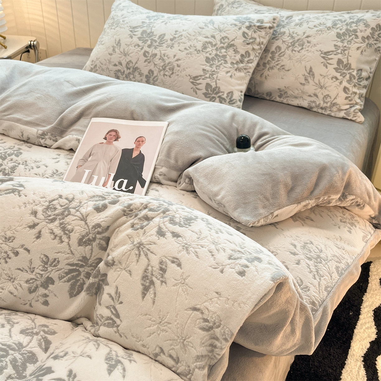 91家纺网 家纺一手货源 找家纺 星座  2025新款牛奶绒雕花绒四件套 浅灰花蔓