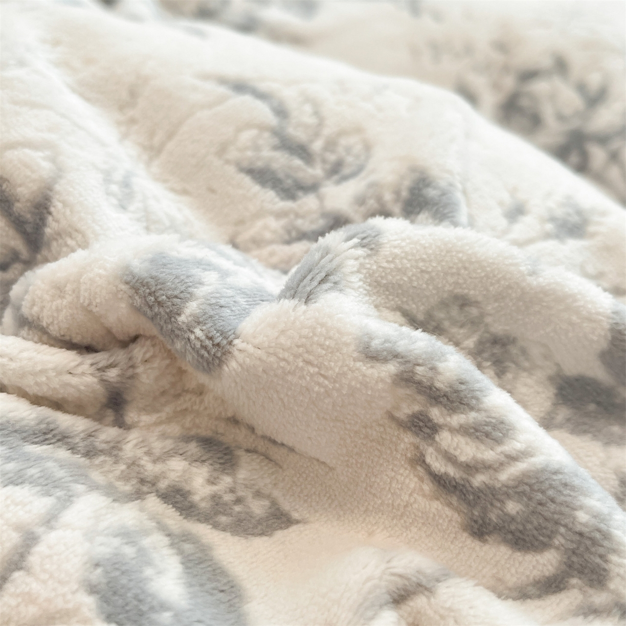 91家纺网 家纺一手货源 找家纺 星座  2025新款牛奶绒雕花绒四件套 浅灰花蔓