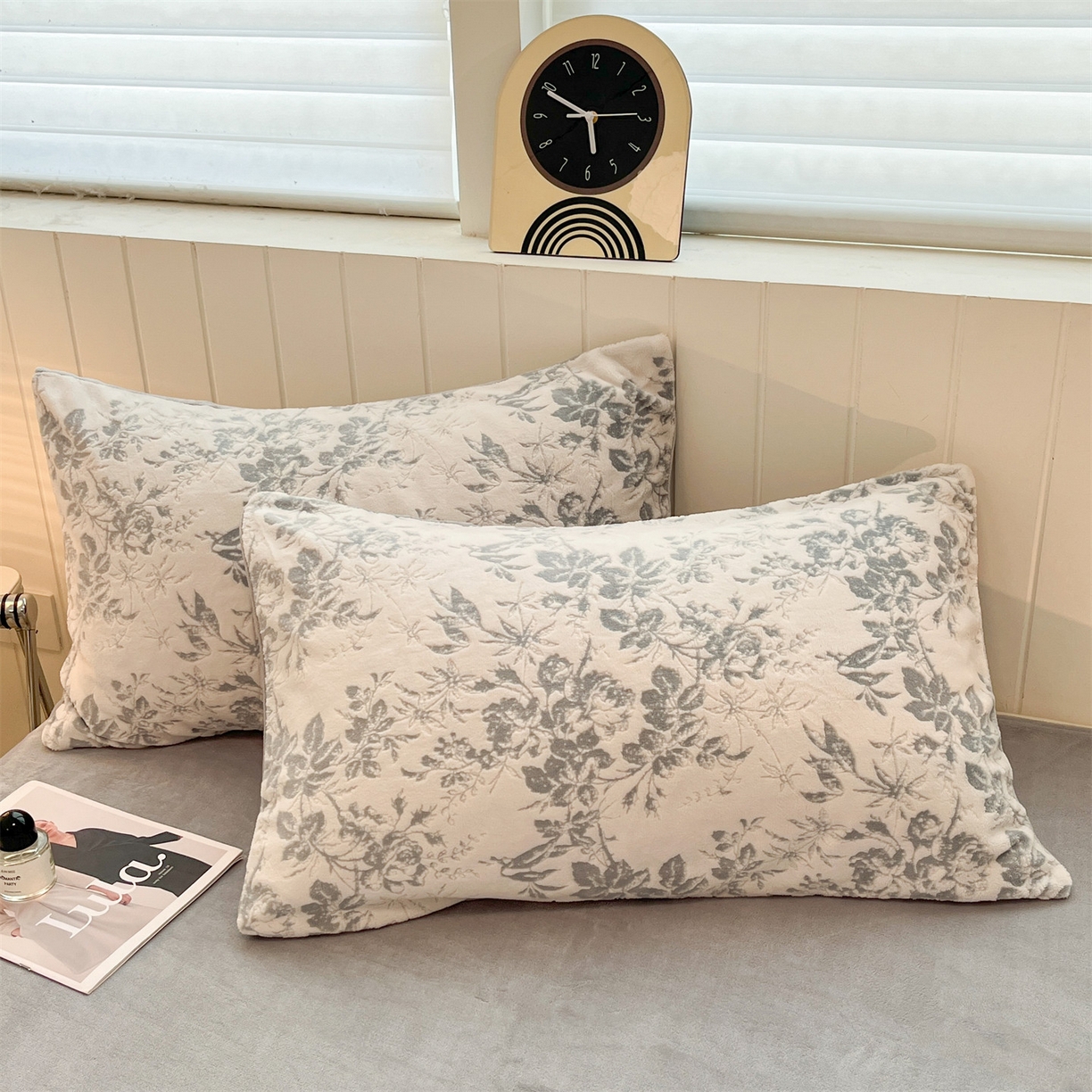 91家纺网 家纺一手货源 找家纺 星座  2025新款牛奶绒雕花绒四件套 浅灰花蔓