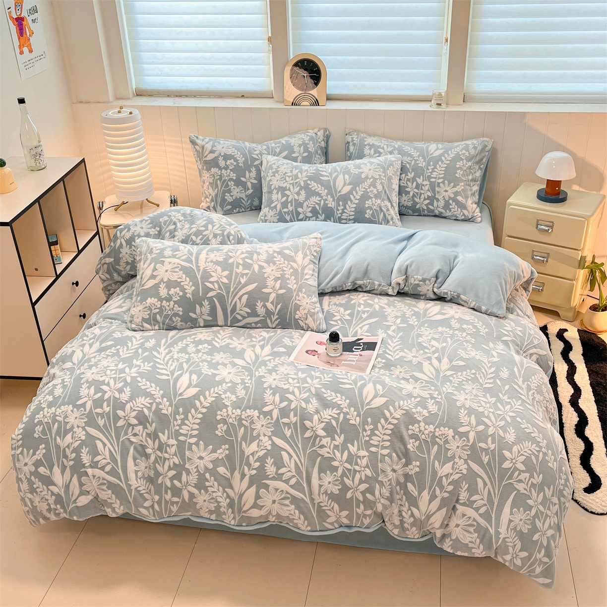 91家纺网 家纺一手货源 找家纺 星座  2025新款牛奶绒雕花绒四件套 浅蓝花汀