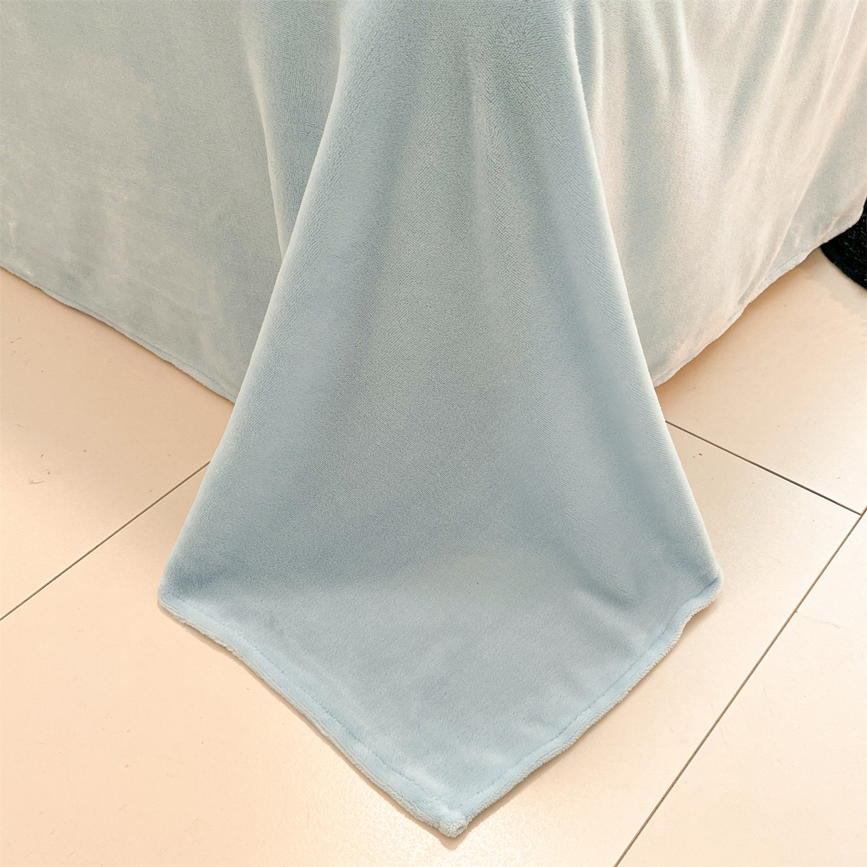 91家纺网 家纺一手货源 找家纺 星座  2025新款牛奶绒雕花绒四件套 浅蓝花汀