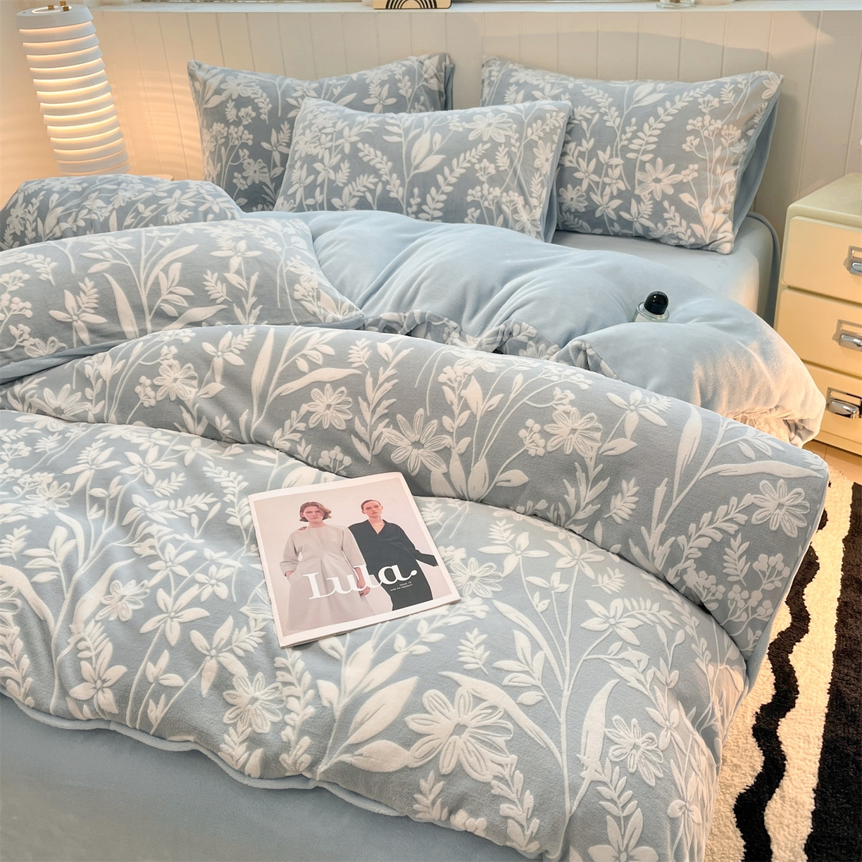 91家纺网 家纺一手货源 找家纺 星座  2025新款牛奶绒雕花绒四件套 浅蓝花汀