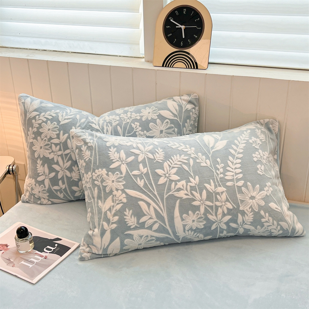 91家纺网 家纺一手货源 找家纺 星座  2025新款牛奶绒雕花绒四件套 浅蓝花汀