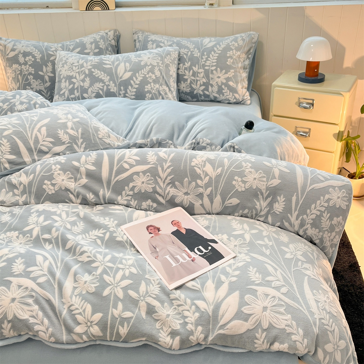 91家纺网 家纺一手货源 找家纺 星座  2025新款牛奶绒雕花绒四件套 浅蓝花汀