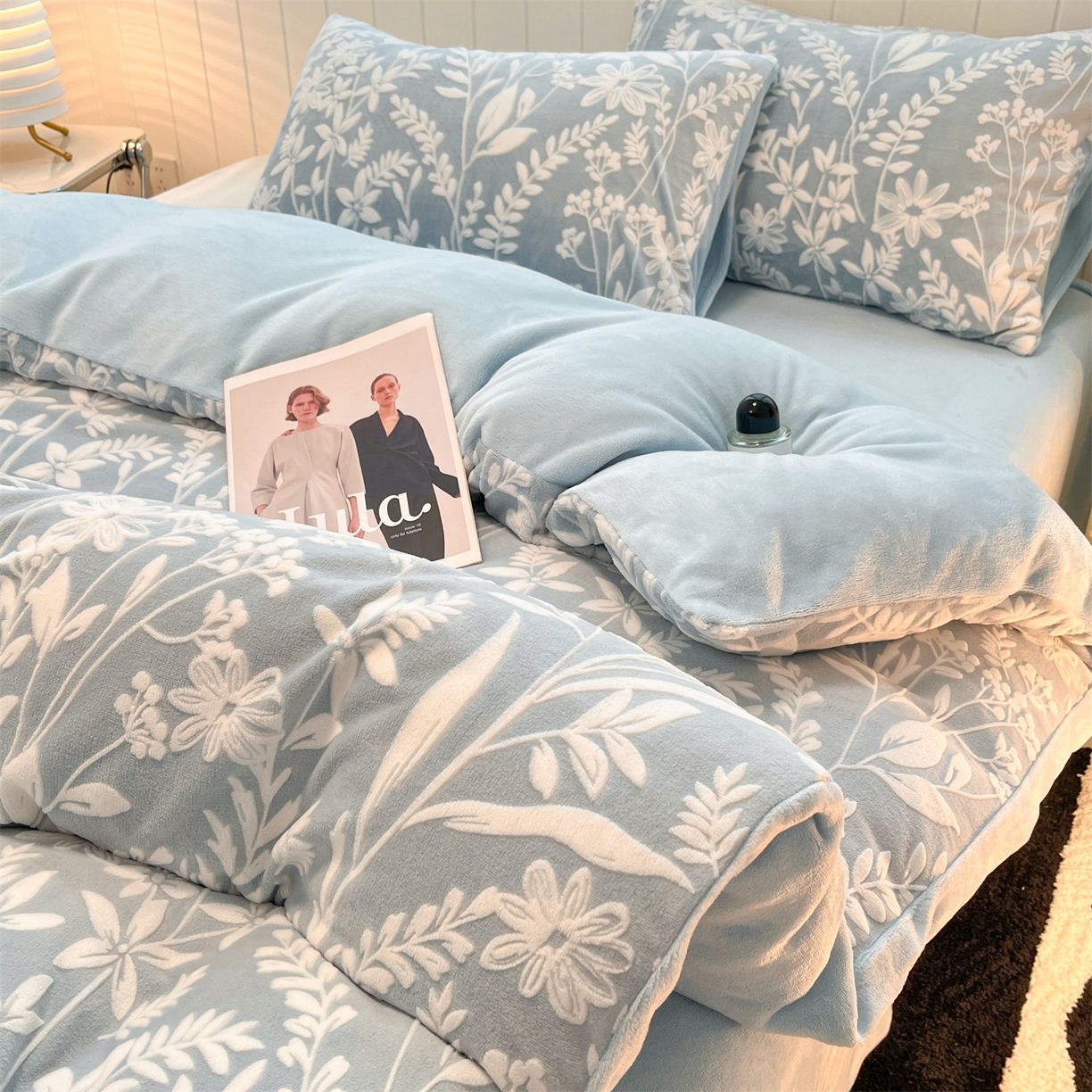 91家纺网 家纺一手货源 找家纺 星座  2025新款牛奶绒雕花绒四件套 浅蓝花汀