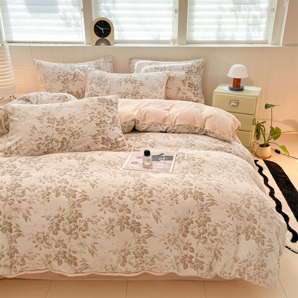 91家纺网 家纺一手货源 找家纺 星座  2025新款牛奶绒雕花绒四件套 浅棕花叙