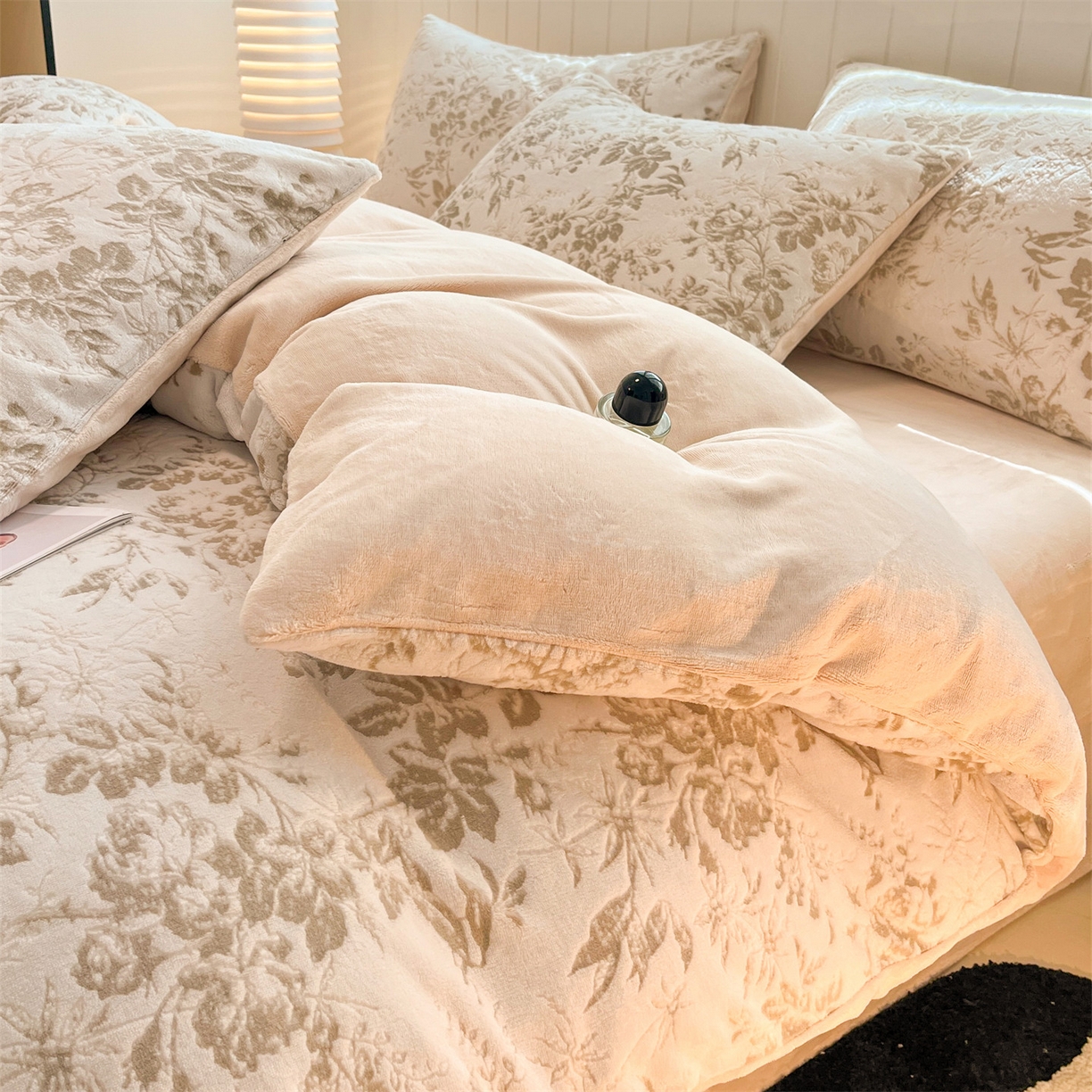 91家纺网 家纺一手货源 找家纺 星座  2025新款牛奶绒雕花绒四件套 浅棕花叙