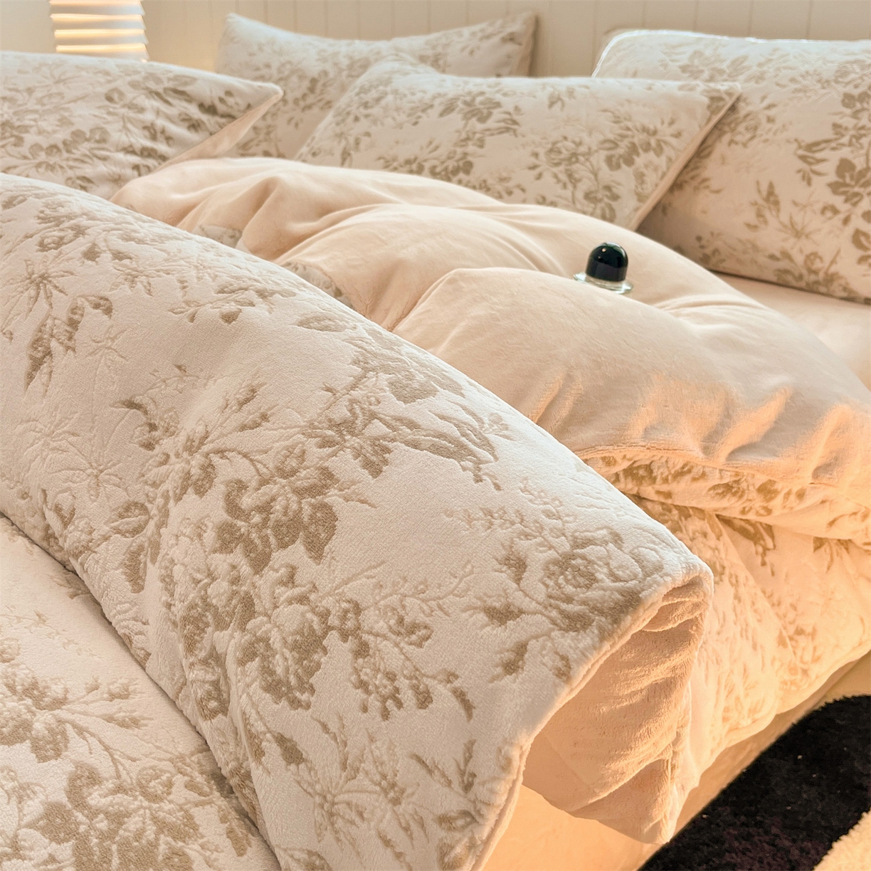 91家纺网 家纺一手货源 找家纺 星座  2025新款牛奶绒雕花绒四件套 浅棕花叙