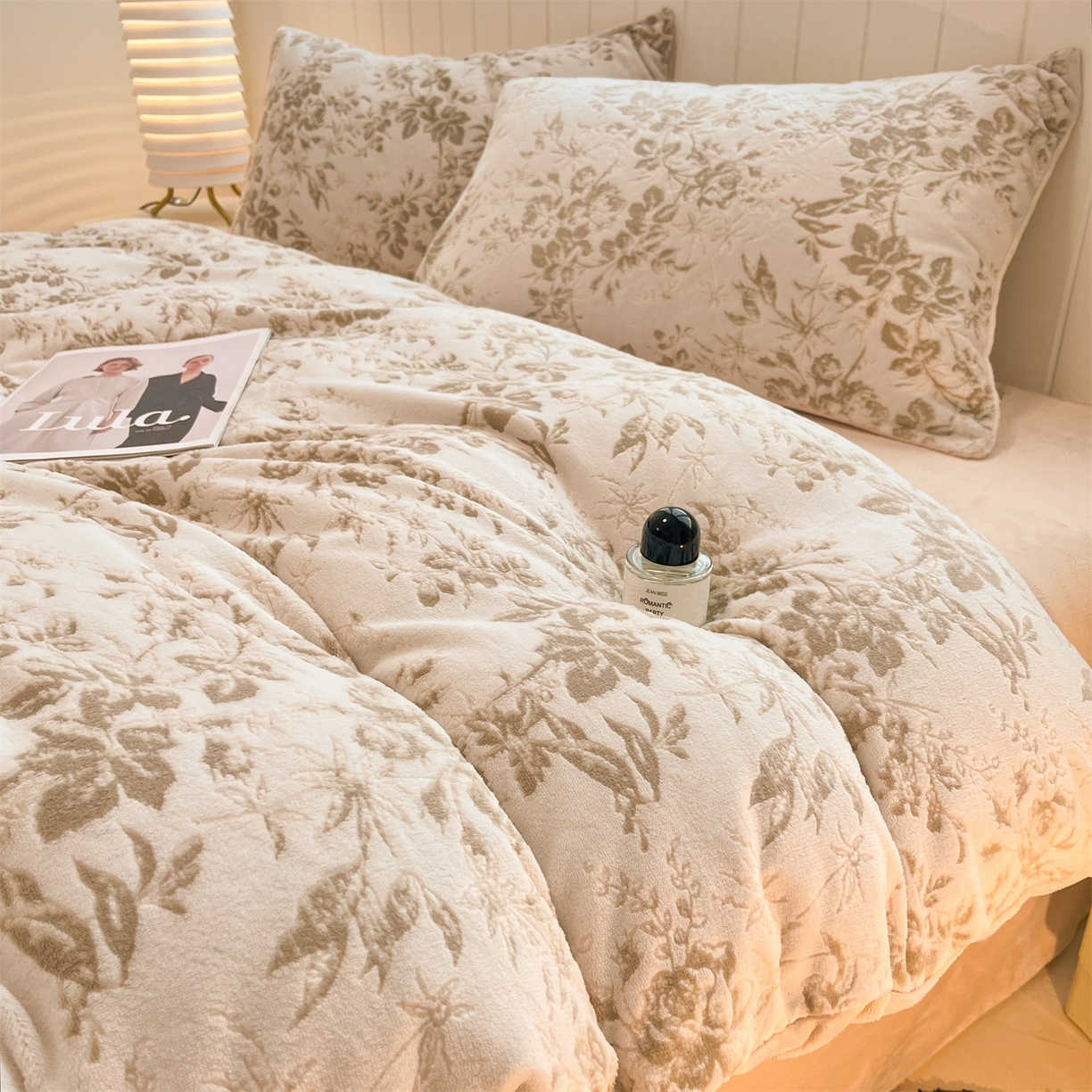 91家纺网 家纺一手货源 找家纺 星座  2025新款牛奶绒雕花绒四件套 浅棕花叙