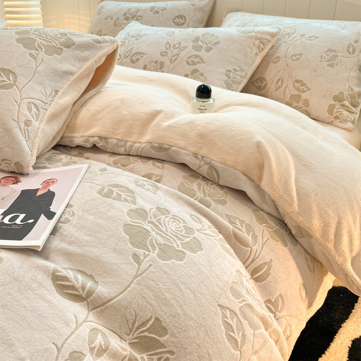 91家纺网 家纺一手货源 找家纺 星座  2025新款牛奶绒雕花绒四件套 浅棕花漾