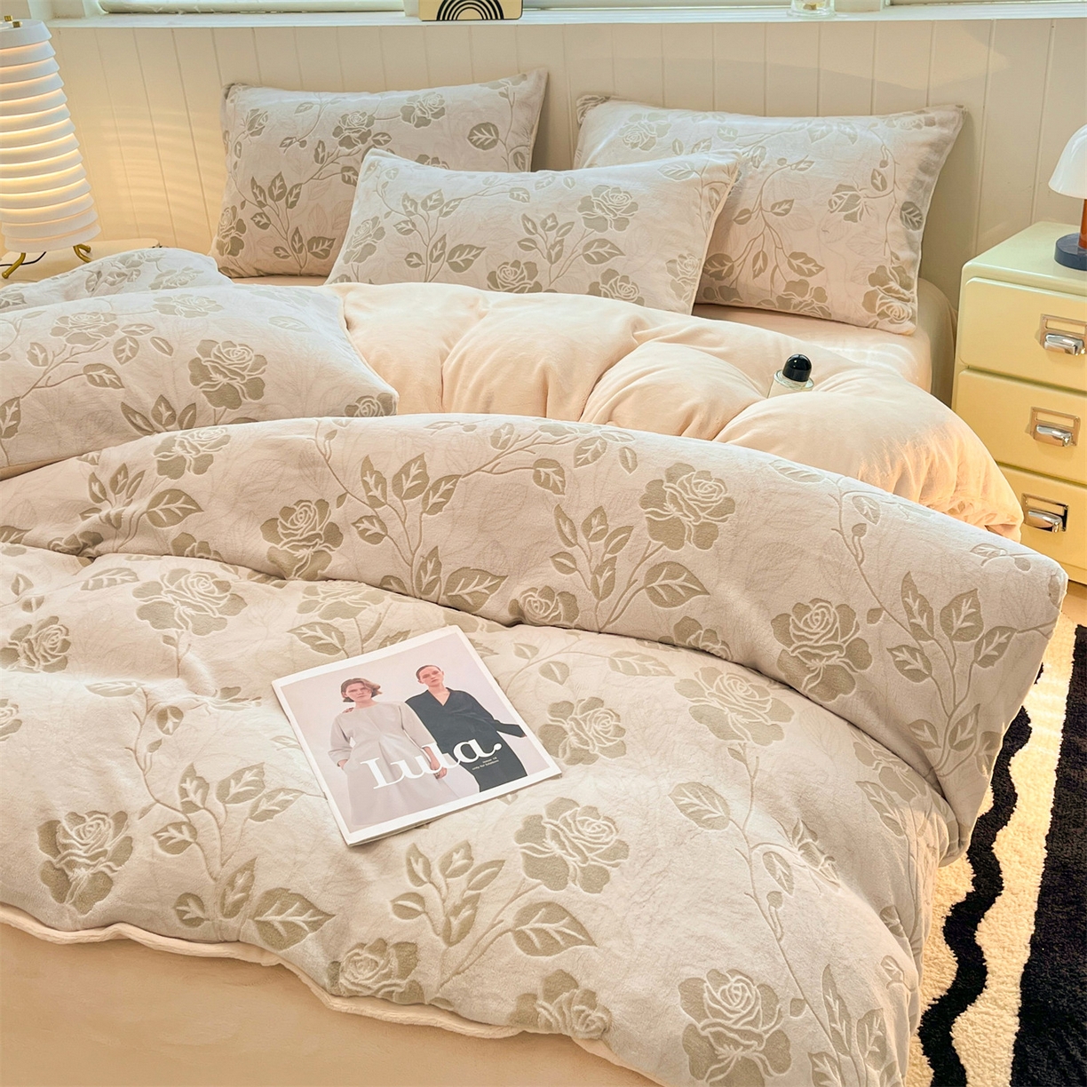 91家纺网 家纺一手货源 找家纺 星座  2025新款牛奶绒雕花绒四件套 浅棕花漾