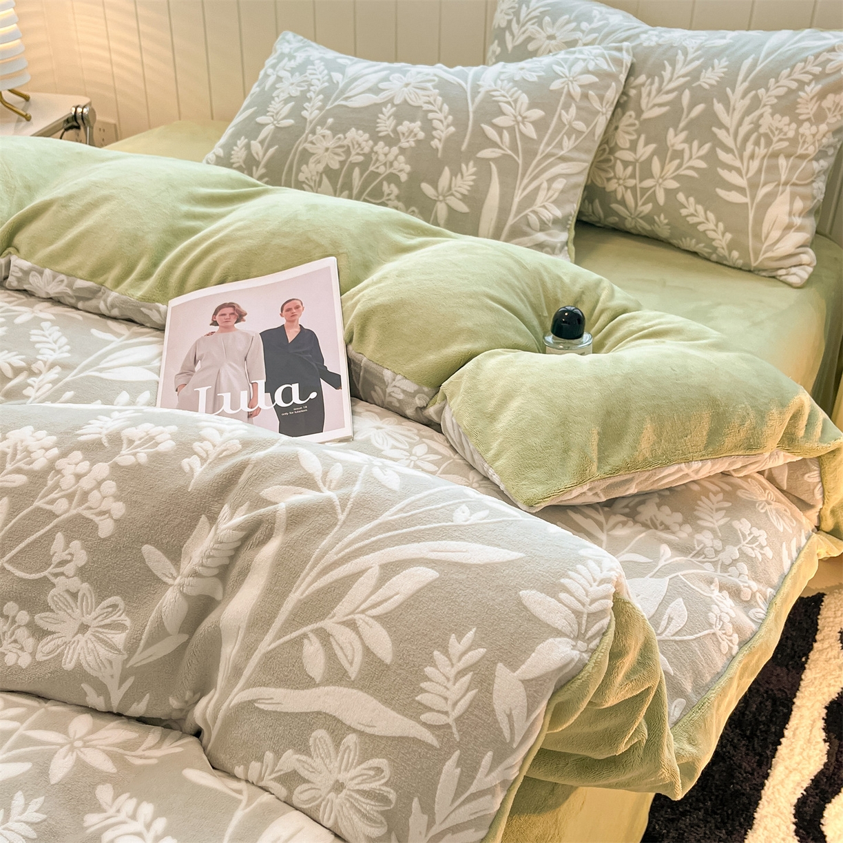 91家纺网 家纺一手货源 找家纺 星座  2025新款牛奶绒雕花绒四件套 青蔓花叙