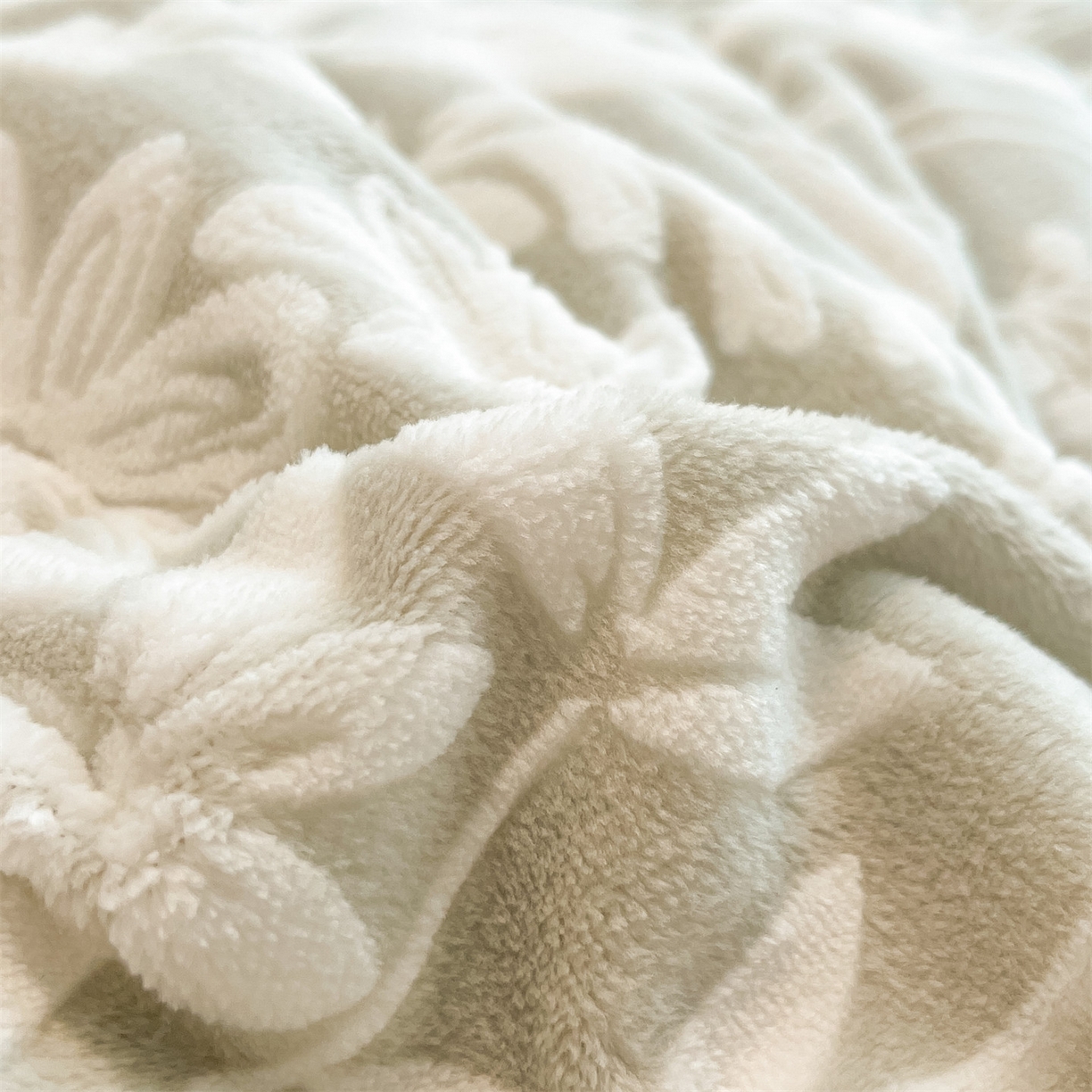 91家纺网 家纺一手货源 找家纺 星座  2025新款牛奶绒雕花绒四件套 青蔓花叙