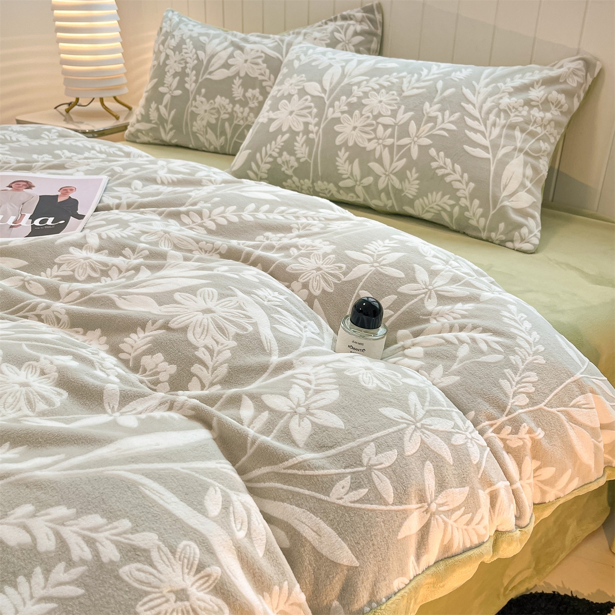 91家纺网 家纺一手货源 找家纺 星座  2025新款牛奶绒雕花绒四件套 青蔓花叙