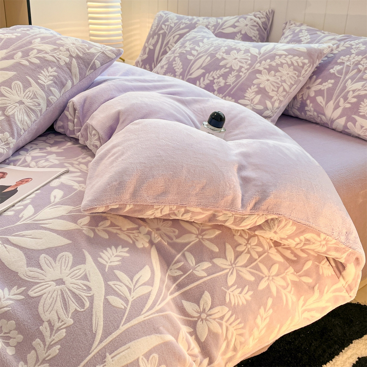 91家纺网 家纺一手货源 找家纺 星座  2025新款牛奶绒雕花绒四件套 紫蔓花影