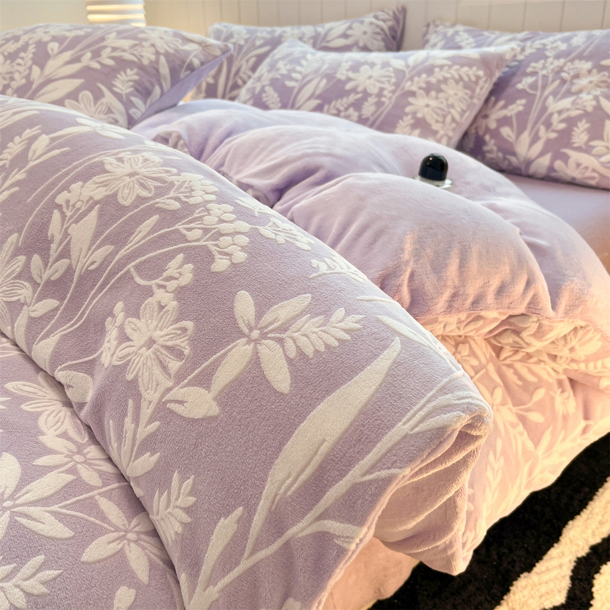 91家纺网 家纺一手货源 找家纺 星座  2025新款牛奶绒雕花绒四件套 紫蔓花影