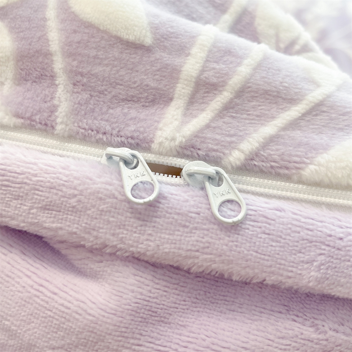 91家纺网 家纺一手货源 找家纺 星座  2025新款牛奶绒雕花绒四件套 紫蔓花影